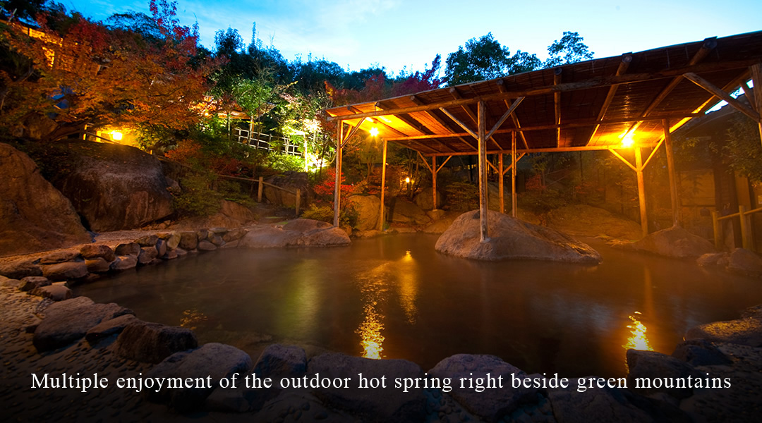 Multiple enjoyment of the outdoor hot spring right beside green mountains