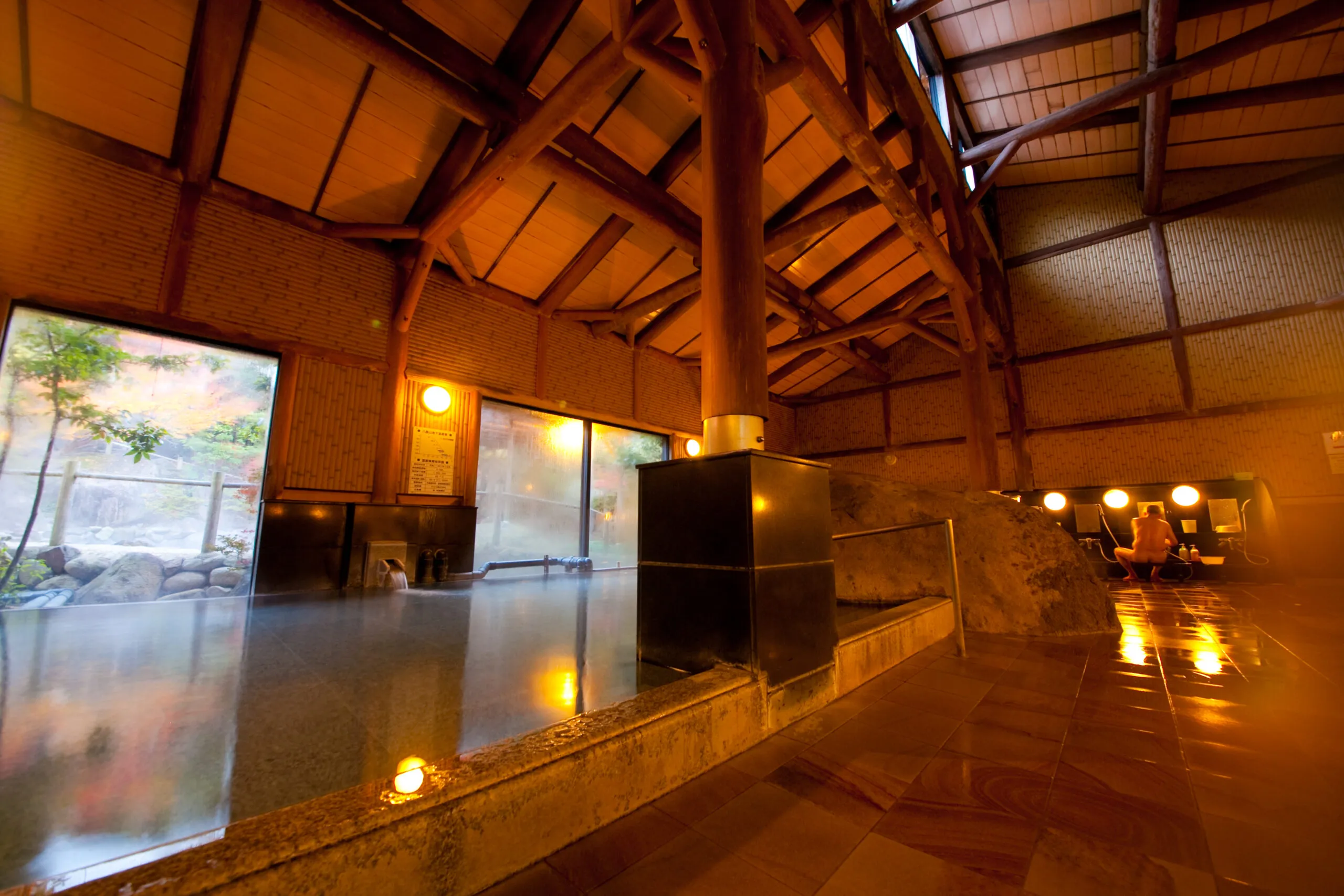 大自然を感じる大浴場の眺め