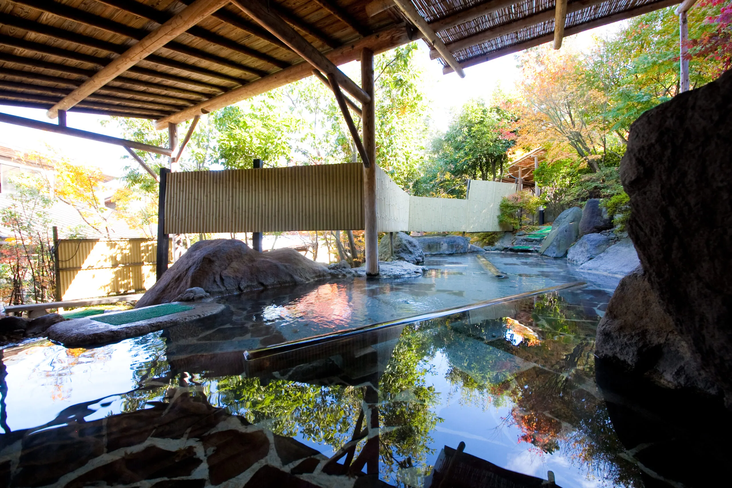 金色温泉の外観